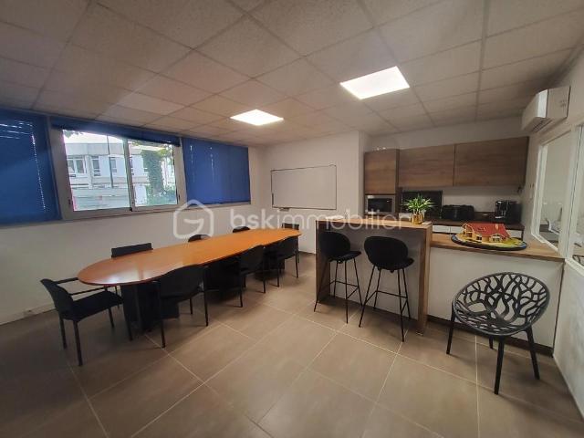 Local professionnel 75 m² + showroom – 99 000 €