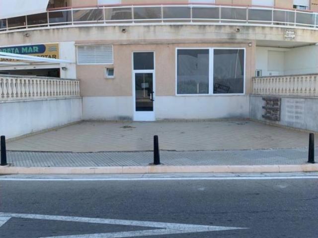 Local reformado con gran terraza en la playa de Guardamar