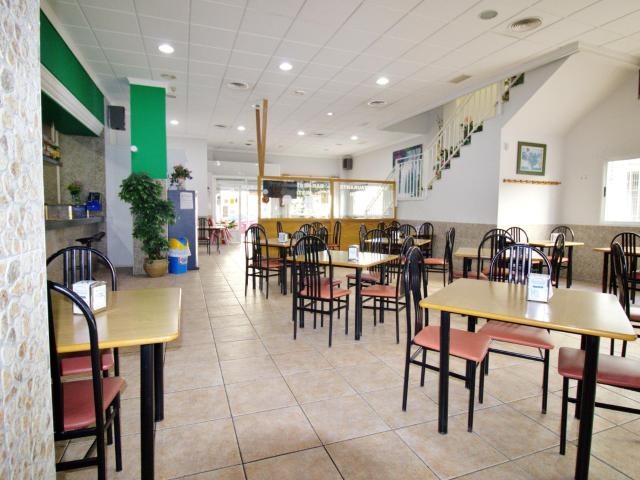 LOCAL RESTAURANTE CON TERRAZA Y CLIENTELA CONSOLIDADA