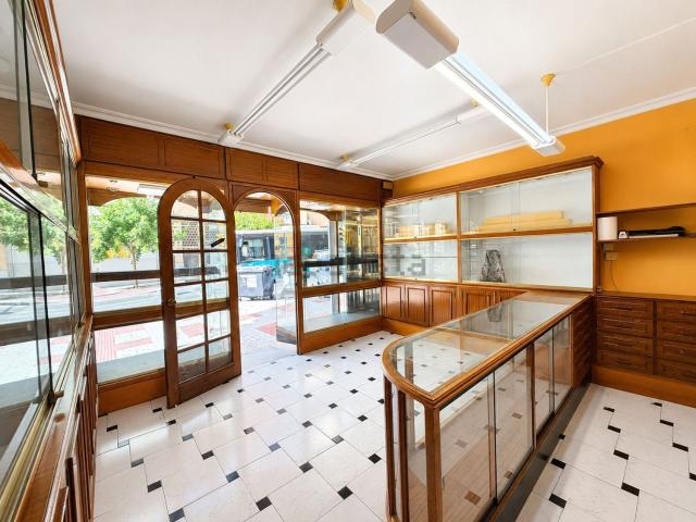 Local, Suárez, Málaga