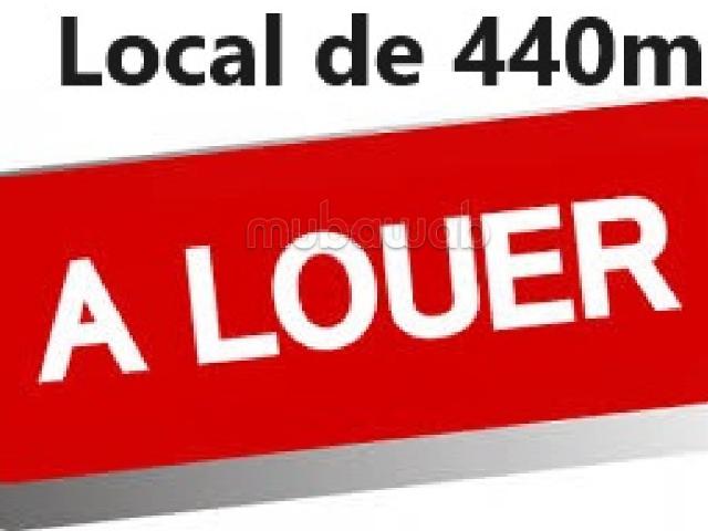 Local sur avec grande facade
