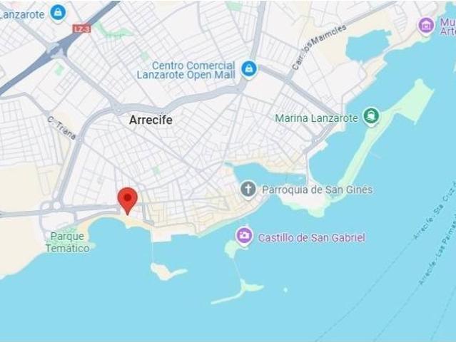 Local/oficina situadas en el centro de Arrecife junto a la playa del reducto del año 1989