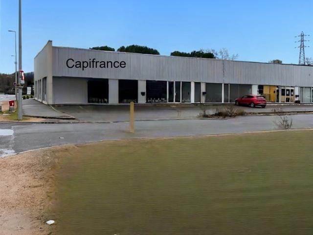 Local/bureau à vendre MONTLUCON 03 Local commercial de 835 m2 situé dans une zone commerciale à proximité de grandes enseignes