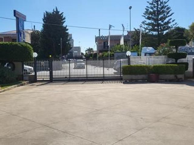 Locale commerciale con ampi spazi esterni