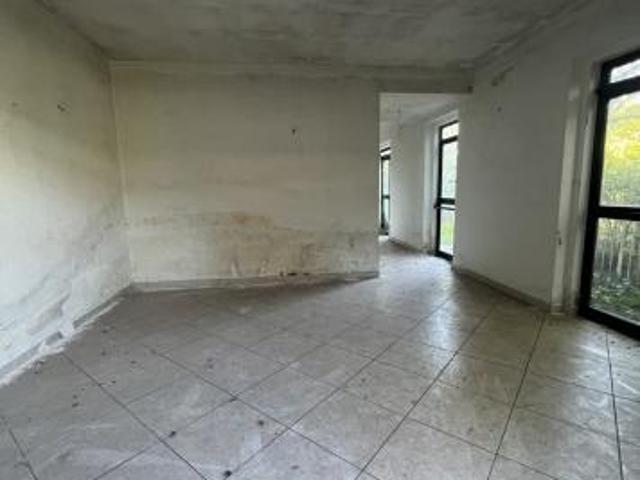 Locale commerciale con area esterna San Giovanni V.no Rif. T115