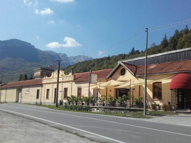 Locale commerciale con giardino a Garessio