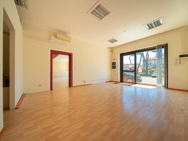 Locale commerciale con parcheggio a Rosignano Solvay 180m² Rosignano Solvay
