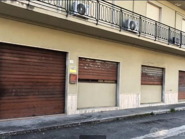 Locale commerciale accessibile da strada