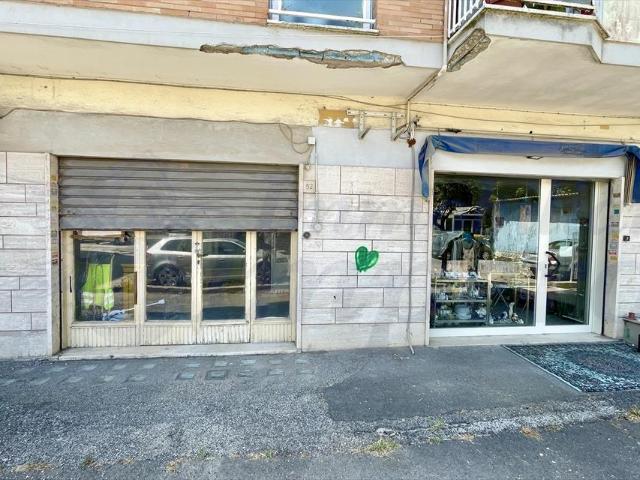 Locale commerciale da ristrutturare in viale danimarca 50, Pomezia
