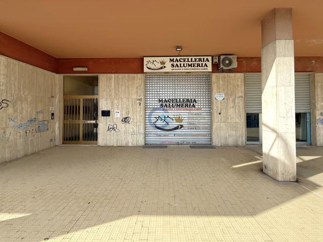 Locale commerciale da ristrutturare in viale magna grecia 298, Catanzaro