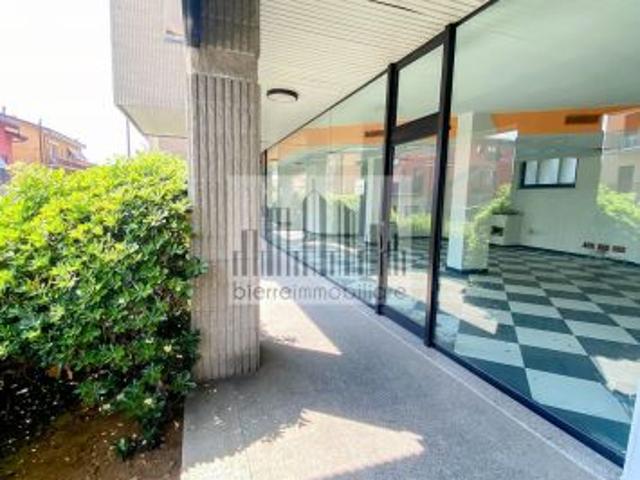 Locale commerciale di 240mq a Curno