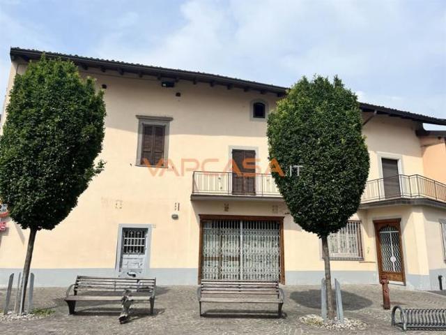 LOCALE COMMERCIALE FRONTE CHIESA