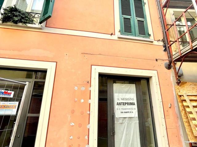 Locale commerciale in affitto a Massa