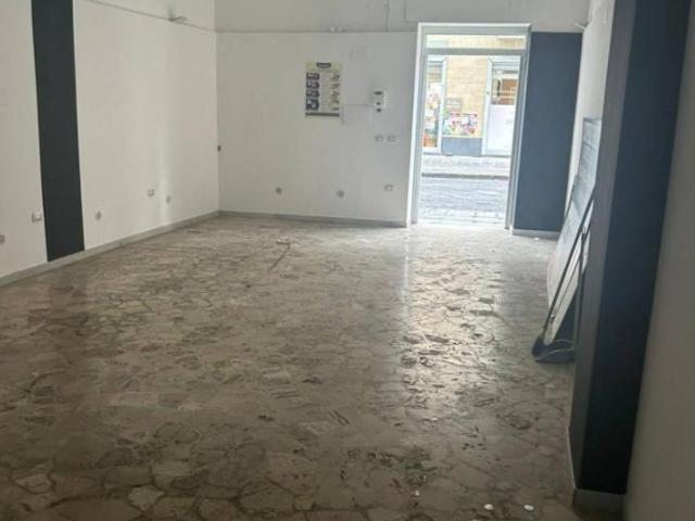 Locale commerciale in affitto a Marigliano