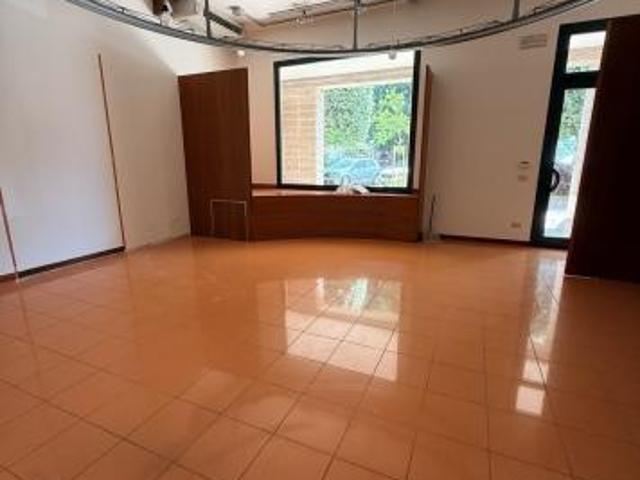 Locale commerciale in affitto a Montecchio Maggiore