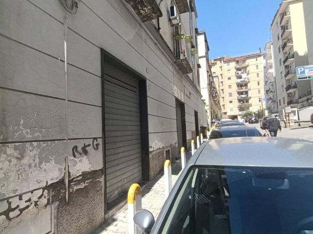 Locale commerciale in affitto a Napoli