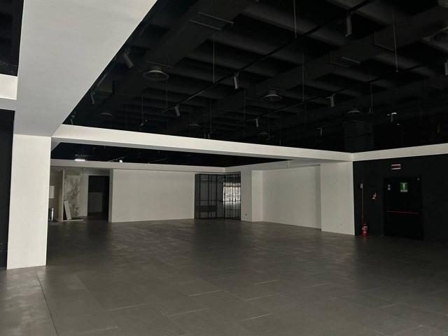 Locale commerciale in affitto a Nova Milanese