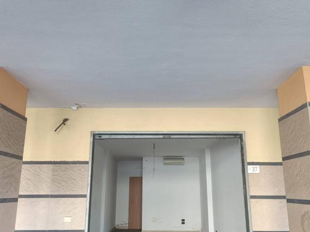 Locale commerciale in affitto a Angri