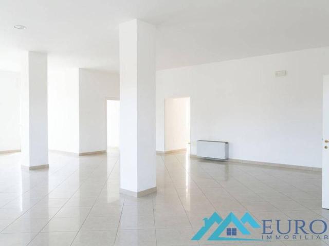 Locale commerciale in affitto a Ascoli Piceno