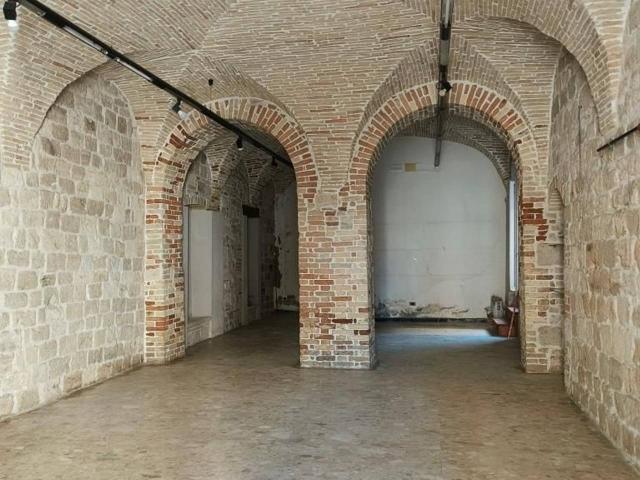 Locale commerciale in affitto a Ascoli Piceno