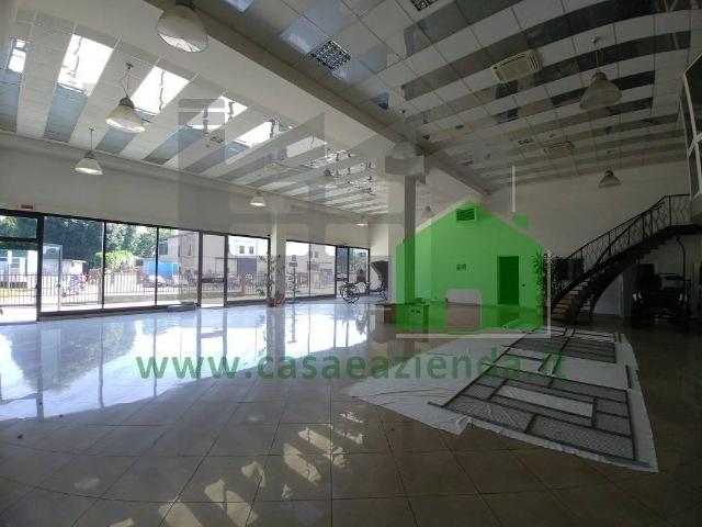 Locale commerciale in affitto a Bussero
