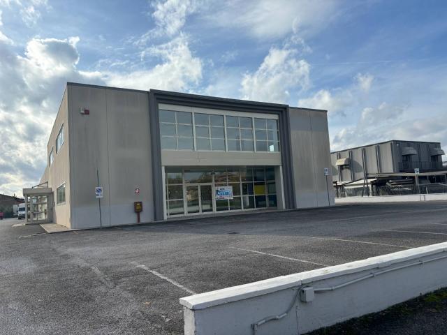 Locale commerciale in affitto a Bastia Umbra