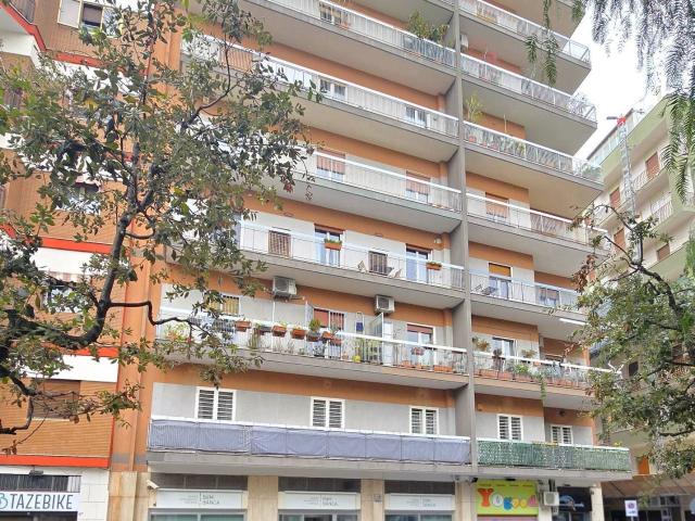 Locale commerciale in affitto a Bari, S. Pasquale