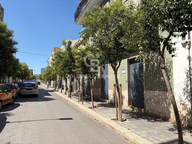 Locale commerciale in affitto a Bari, S. Spirito