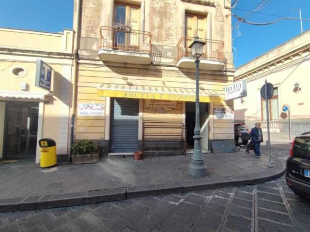 Locale commerciale in affitto a Belpasso