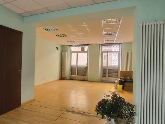Locale commerciale in affitto a Biella, Centro