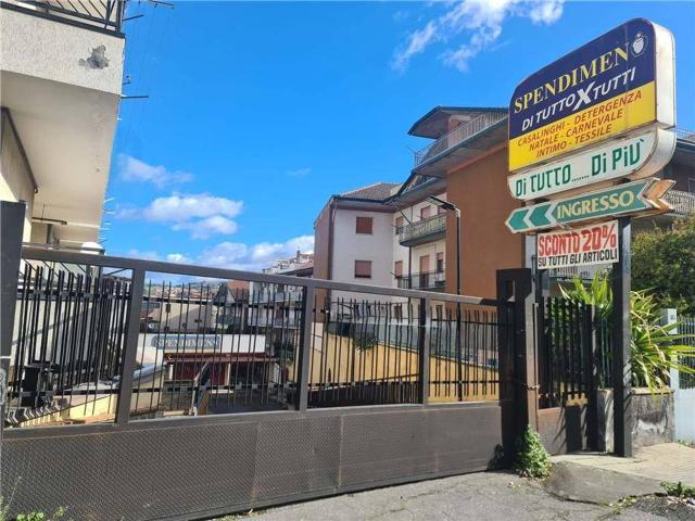 Locale commerciale in affitto a Bronte