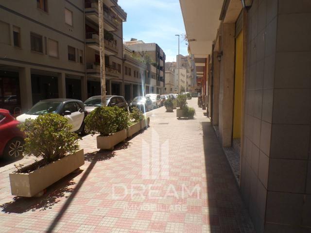 Locale commerciale in affitto a Cagliari, San Benedetto
