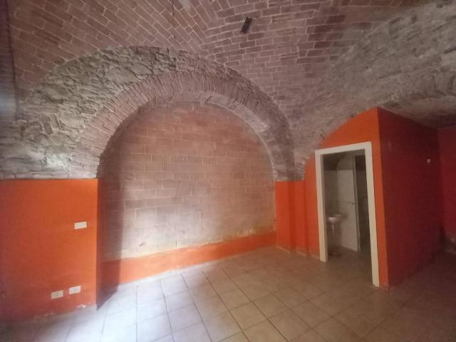 Locale commerciale in affitto a Casciana Terme Lari