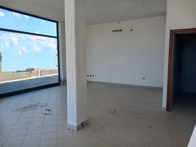 Locale commerciale in affitto a Cascina