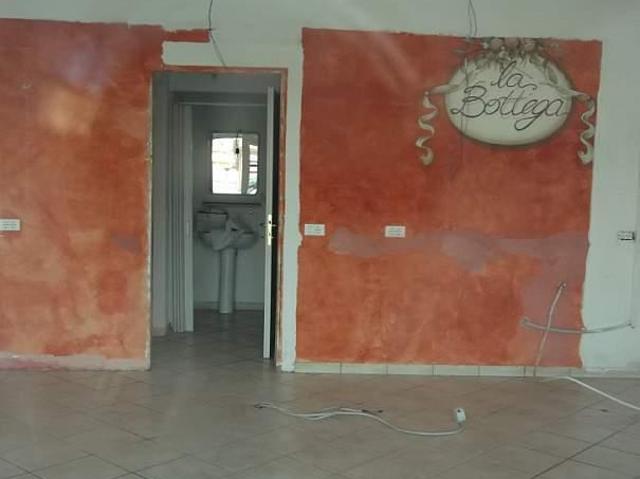 Locale commerciale in affitto a Cascina