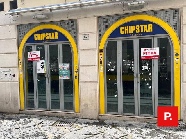 Locale commerciale in affitto a Caserta