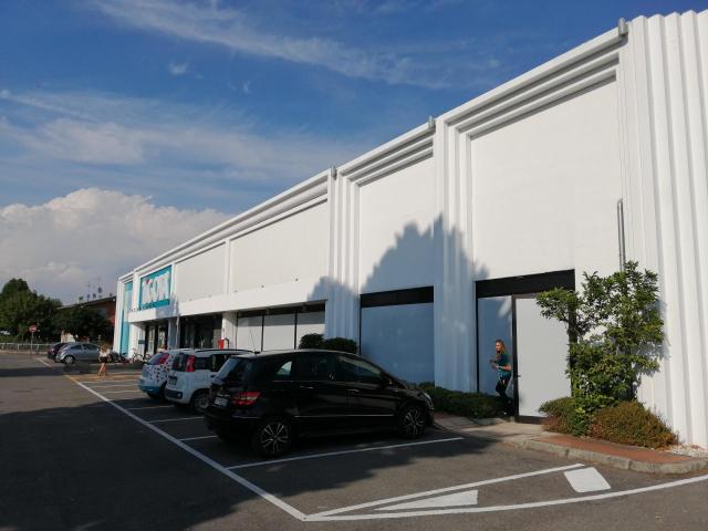 Locale commerciale in affitto a Castel San Giovanni