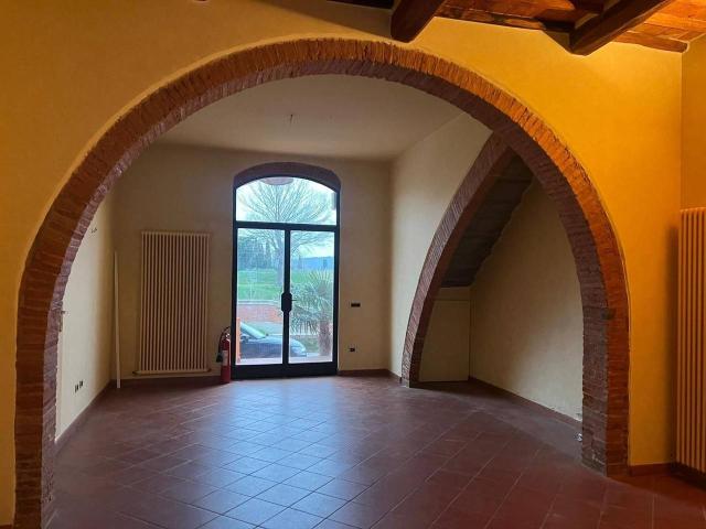 Locale commerciale in affitto a Capraia E Limite
