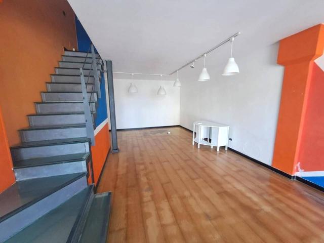 Locale commerciale in affitto a Carrara