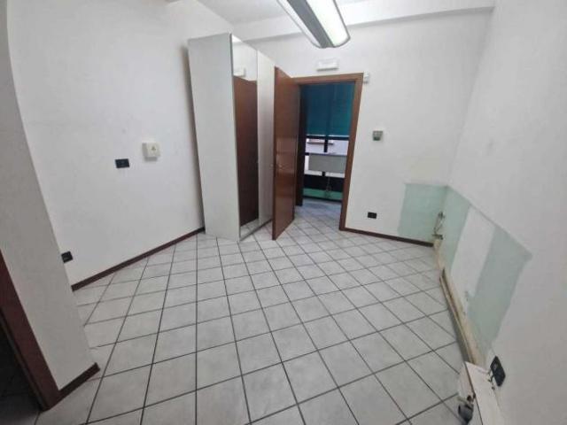 Locale commerciale in affitto a Cremona