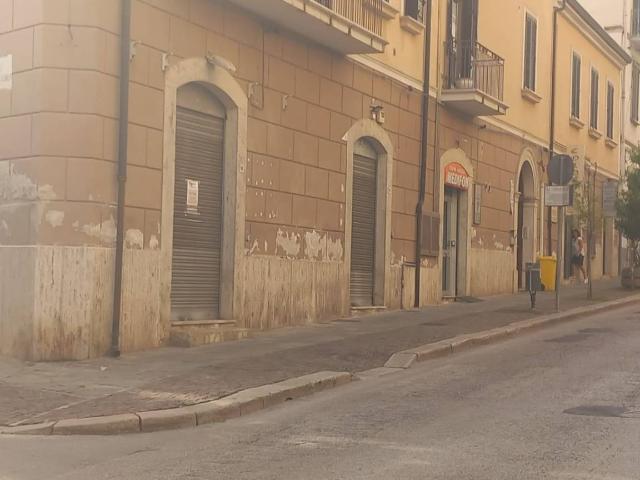 Locale commerciale in affitto a Eboli, Piazza della Repubbliuca