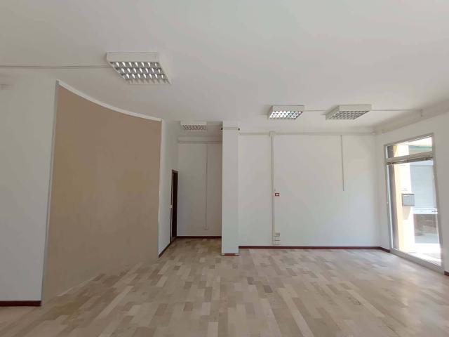 Locale commerciale in affitto a Fano, San Lazzaro