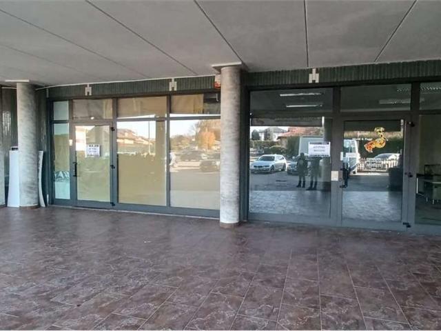 Locale commerciale in affitto a Fino Mornasco, Socco
