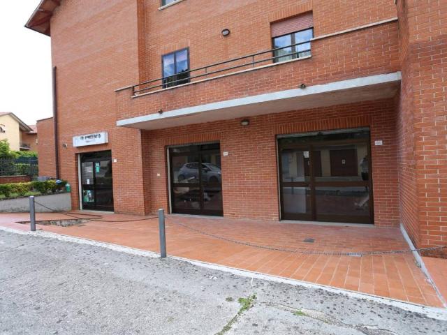 Locale commerciale in affitto a Gubbio