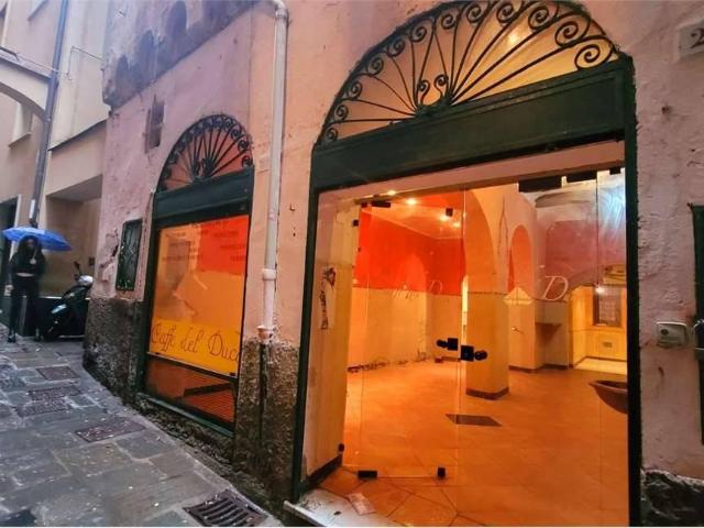 Locale commerciale in affitto a Genova