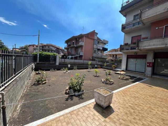 Locale commerciale in affitto a Gravina di Catania