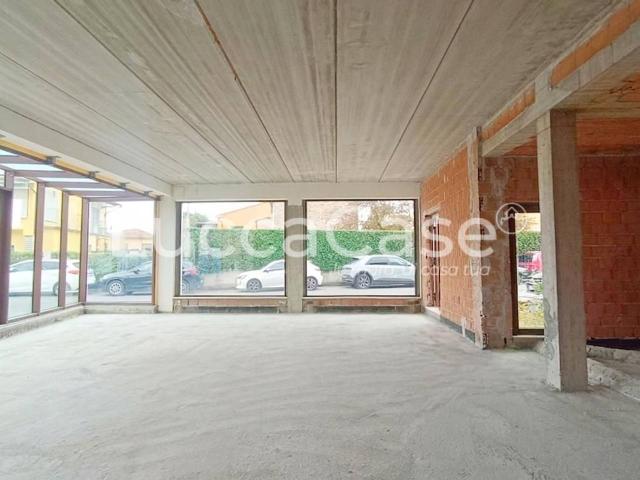 Locale commerciale in affitto a Lucca