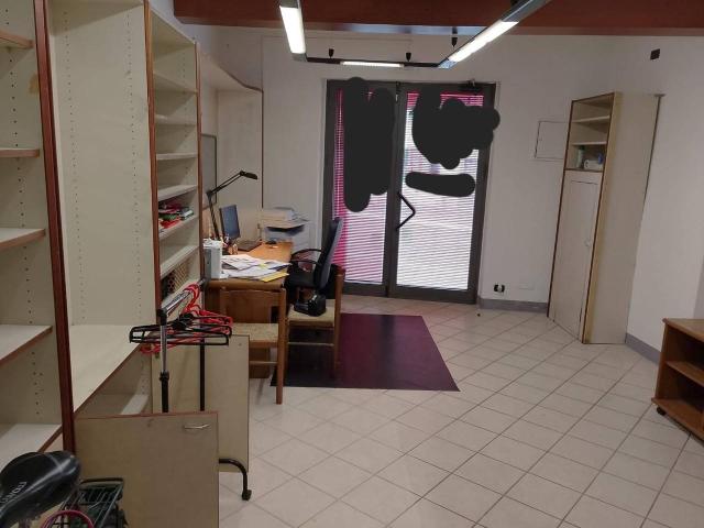 Locale commerciale in affitto a Lucca