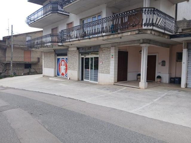 Locale commerciale in affitto a Lenola LT