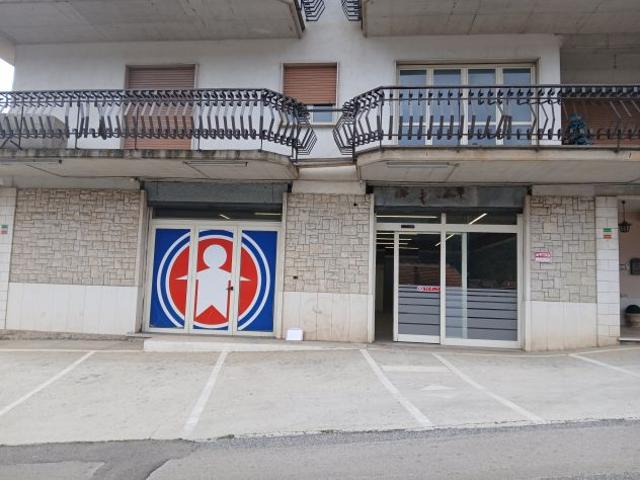 Locale commerciale in affitto a Lenola LT